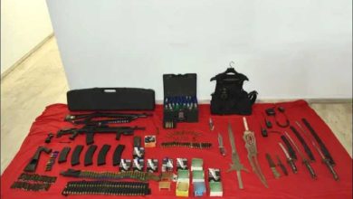 Βρέθηκε οπλοστάσιο σε σπίτι 47χρονου στη Θεσσαλονίκη - Εντοπίστηκαν καραμπίνες, μαχαίρια και σπαθιά