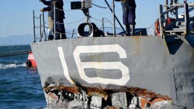 Επιχείρηση διάσωσης του αντιτορπιλικού «Βέλος» στη Θεσσαλονίκη με δύτη και γερανό - «Μάχη» για να μην βυθιστεί