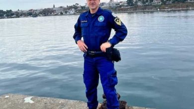 «Κατάφερα να πιάσω τον 23χρονο από τα μανιασμένα κύματα και να τον τραβήξω στη βάρκα» λέει ο ήρωας λιμενικός Χρήστος Σπυρόπουλος