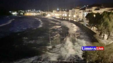 Τα κύματα σφυροκοπούν τον Ρωμέικο Γιαλό στη Μύρινα στη Λήμνο