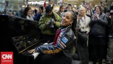 Εμφάνιση έκπληξη της Αλίσια Κις σε σιδηροδρομικό σταθμό στο Λονδίνο