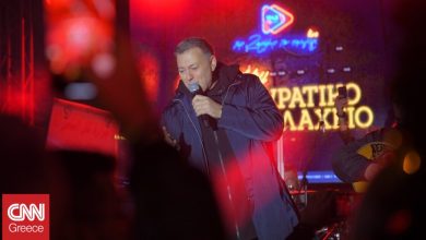 «Θα περνάω καλά» με Νίκο Μακρόπουλο στη Βαρβάκειο – Μοναδικό χριστουγεννιάτικο live