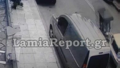 Η στιγμή που ντελιβεράς πέφτει σε αυτοκίνητο που έκανε όπισθεν - Σοκαριστικό τροχαίο στη Λαμία