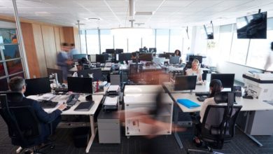 «Χτυπάει κάρτα» με 21 αλλαγές ο νέος εργασιακός νόμος – Όλες οι ανατροπές που φέρνει για τους εργαζόμενους ergazomenoi 2 696x461 1