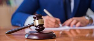 Η παραπομπή του ( 2260-2261/2025)στο ΔΕΕ για τις εταιρείες διαχείρισης δανείων φέρνει ξανά στο προσκήνιο το ζήτημα της εποπτείας, των κυρώσεων και της πραγματικής προστασίας του πολίτη. gavel lawyer 1200x525