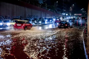 Κακοκαιρία “Byron”: Η Ελλάδα στο έλεος ενός ακραίου καιρικού συστήματος – Κλειστοί δρόμοι, πλημμύρες και εκατοντάδες κλήσεις στην Πυροσβεστική kakokairia byrwn athina brohi gkazi