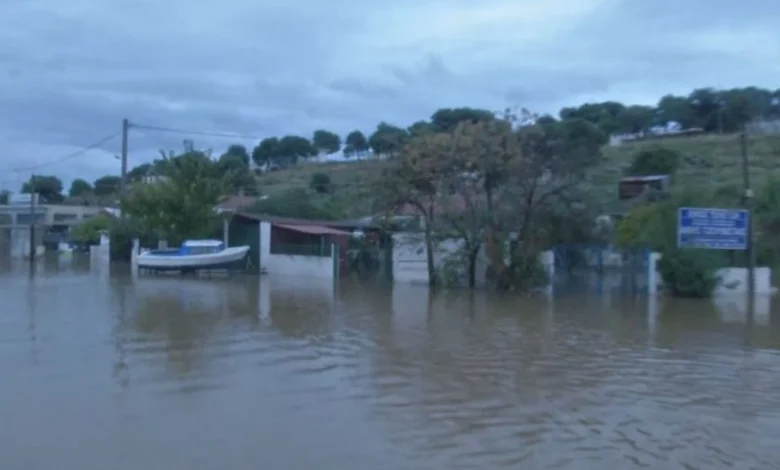 Κακοκαιρία “Byron”: Η Ελλάδα στο έλεος ενός ακραίου καιρικού συστήματος – Κλειστοί δρόμοι, πλημμύρες και εκατοντάδες κλήσεις στην Πυροσβεστική syndeseis 2025 12 05 04 59 46 frame 222159 768x432 1 1